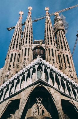 La Sagrada Familia: Une merveille architecturale imprégnée d’histoire et de spiritualité!