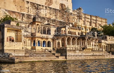 Le Fort d'Udaipur: Un joyau architectural dominant le lac Pichola!